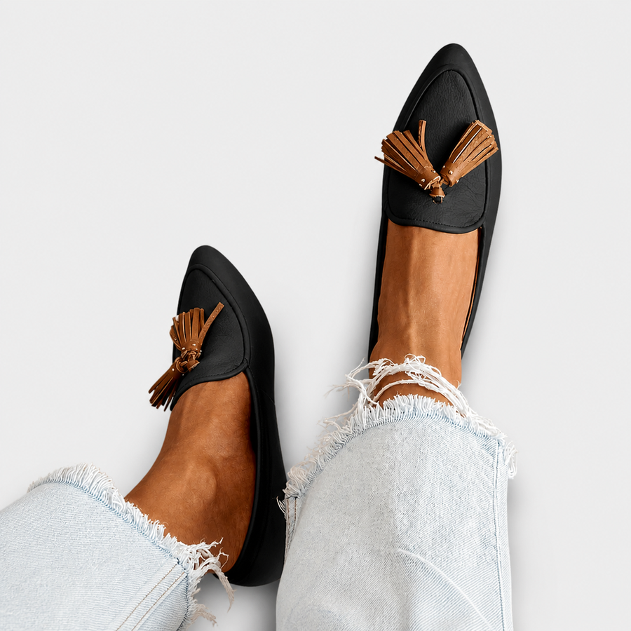 Restituta | Mocasín Negro de Punta con Borlas