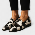 Bibiana | Mocasín con Estampado Vaca y Borlas
