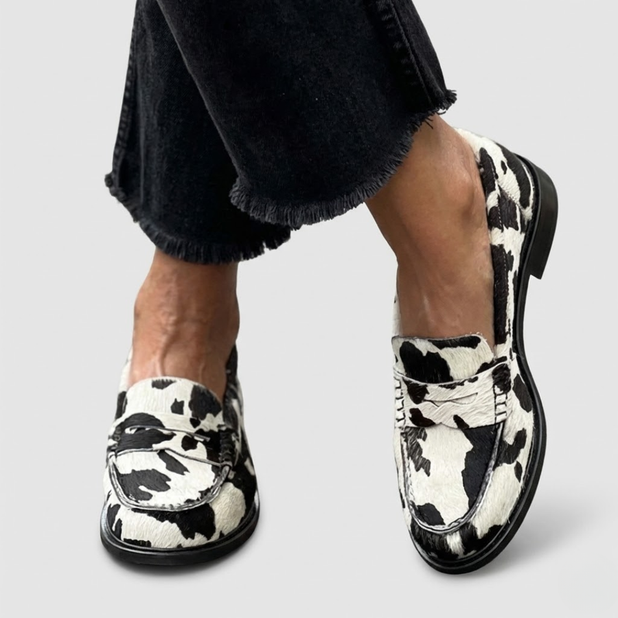 Eusebia | Mocasín Vaca Blanco y Negro con Borlas