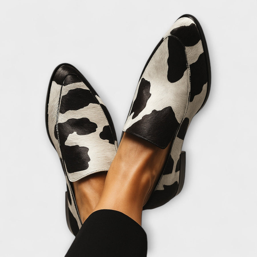 Bibiana | Mocasín con Estampado Vaca y Borlas