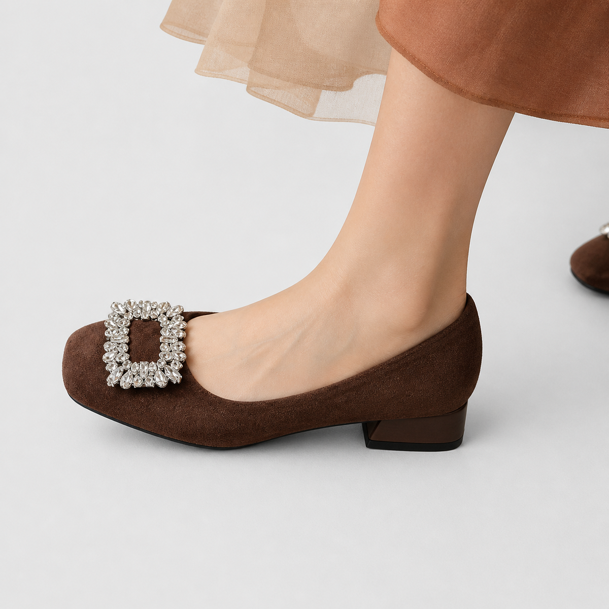 Casimira | Escarpín de Ante con Broche Joya y Tacón Bloque